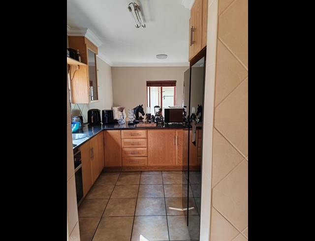 3 BEDROOM TOWNHOUSE FOR SALE IN MIDSTREAM ESTATE